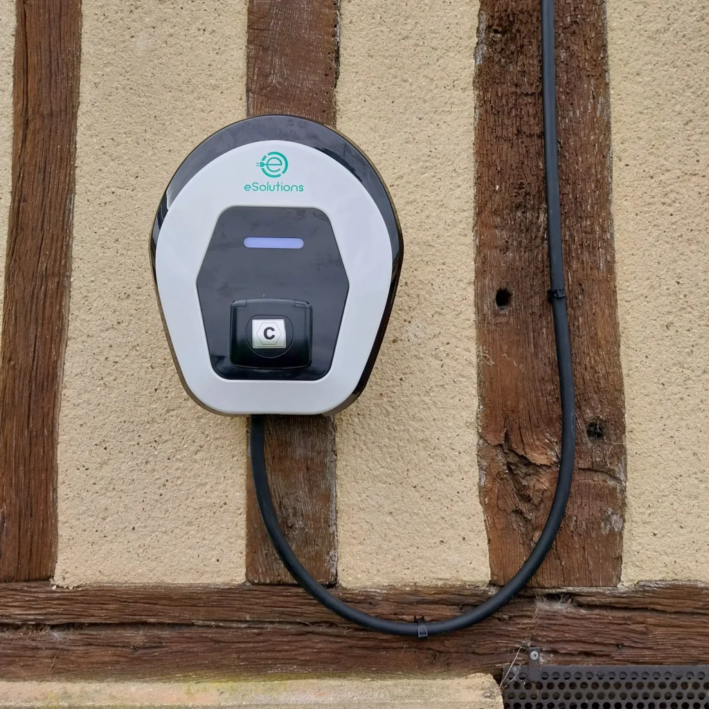 installation-borne-recharge-esolutions-saint-ouen-d-attez