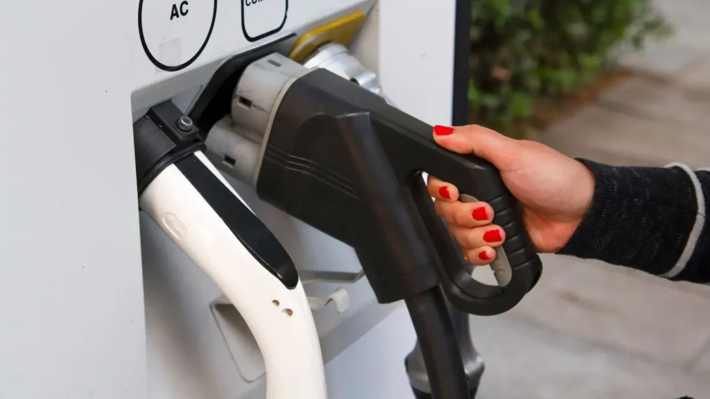 image-de-parking-public-avec-bornes-de-recharge-pour-véhicules-électriques