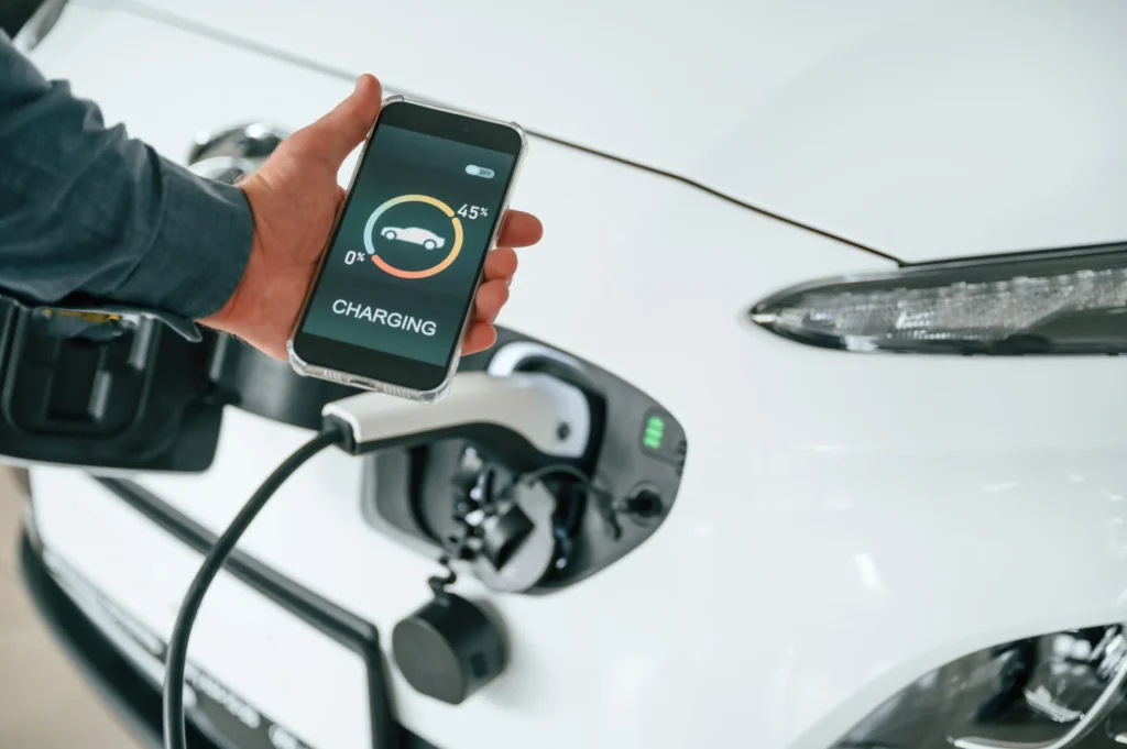 Recharge-gratuite-voiture-électrique-supermarché-ou-applications
