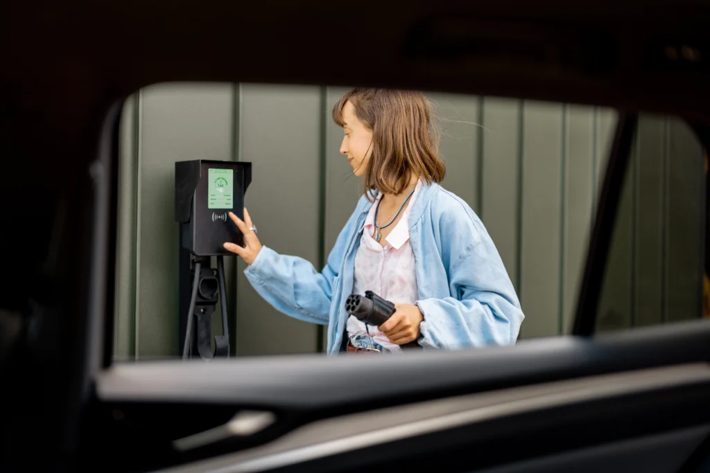Recharge-voiture-électrique-dans-station-publique-ou-autoroute