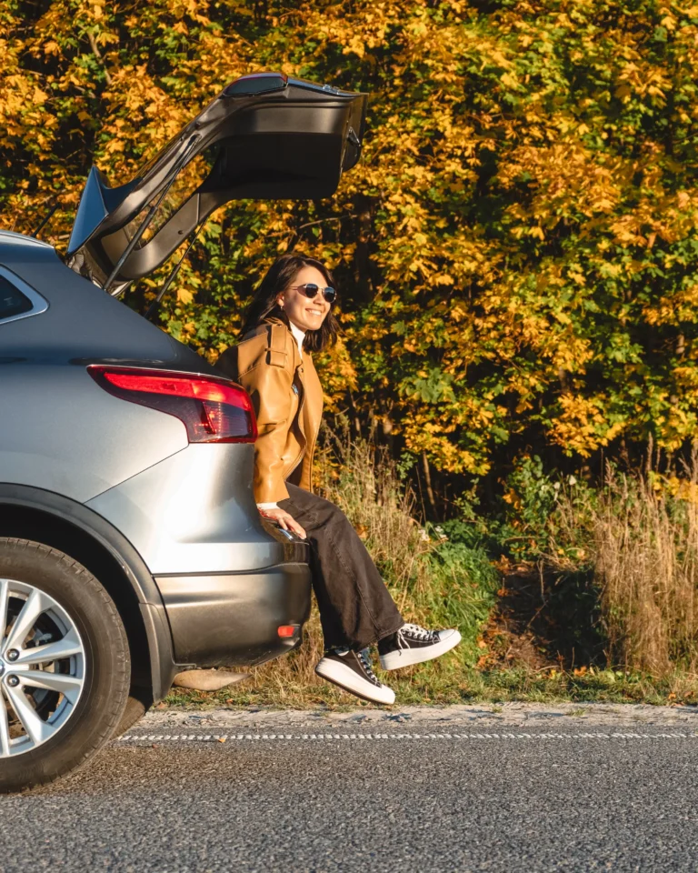 Électricien certifié IRVE installant une borne de recharge murale pour voiture électrique