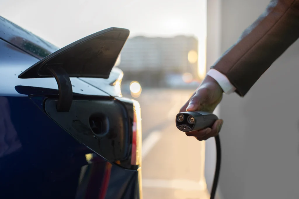 professionnel-vérifiant-conformité-câbles-lors-installation-station-de-recharge