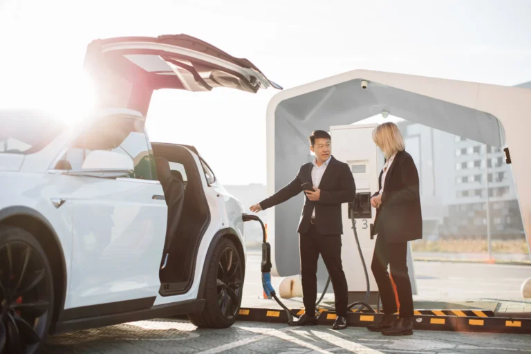 Recharge-voiture-électrique-dans-station-publique-ou-autoroute