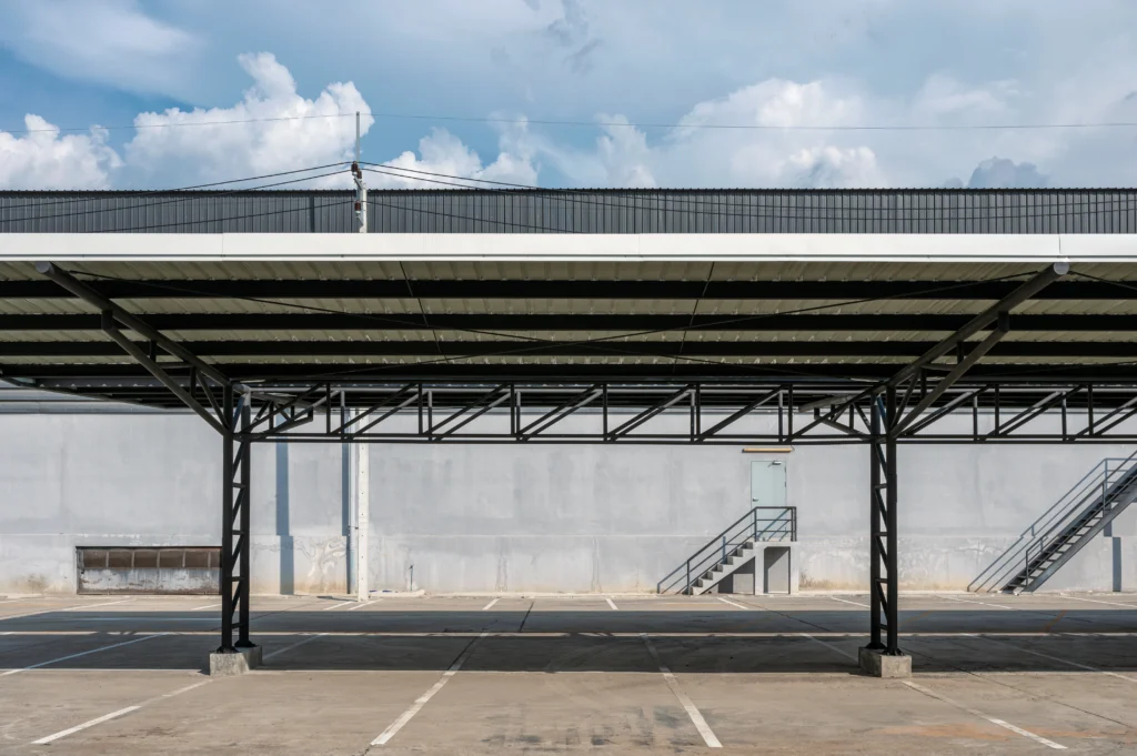 Installation d’une ombrière solaire sur parking en Normandie