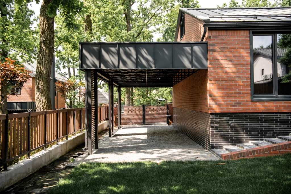 Carport solaire moderne protégeant une voiture avec panneaux photovoltaïques
