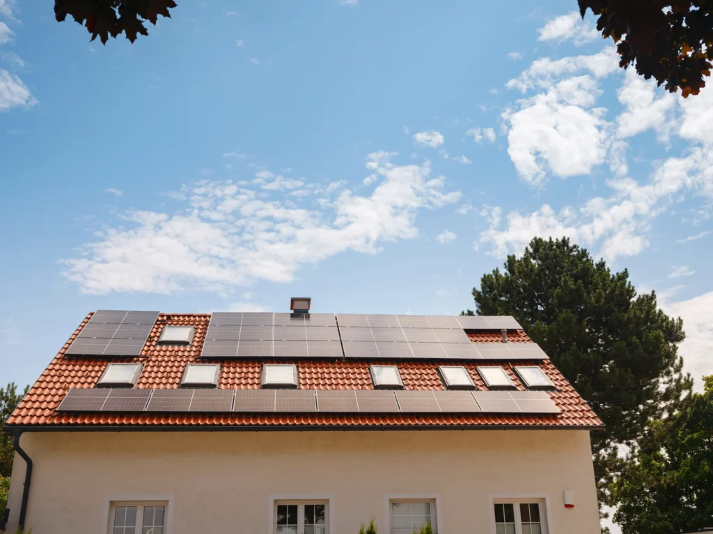 Panneaux solaires en Normandie – Impact de la baisse des tarifs en 2025