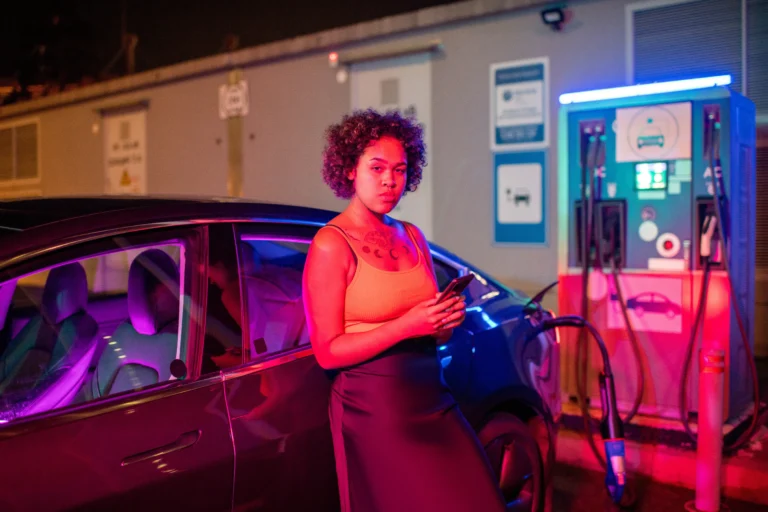 Borne de recharge pour véhicule électrique installée dans un parking d’immeuble en copropriété dans l’Eure