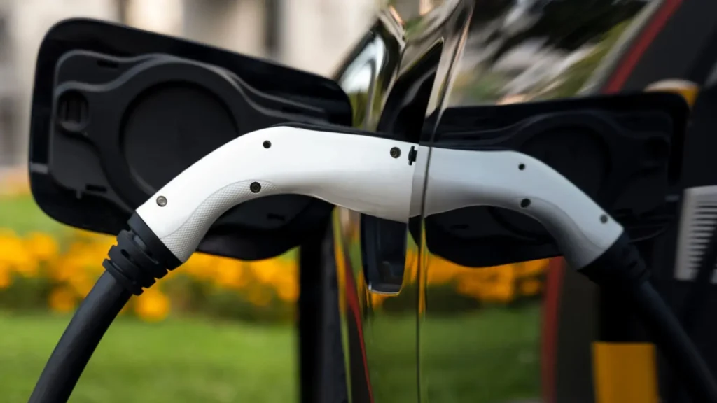 : Une borne de recharge électrique installée dans une résidence en Normandie, offrant une solution pratique